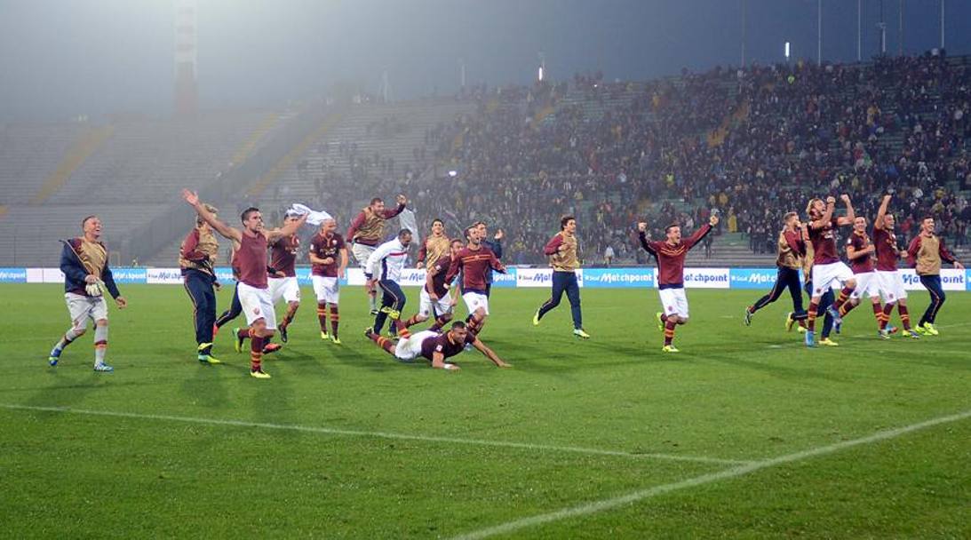 La Roma festeggia sotto la curva:  riuscita a battere l&#39;Udinese con gol di Bradley al 37&#39;. 
